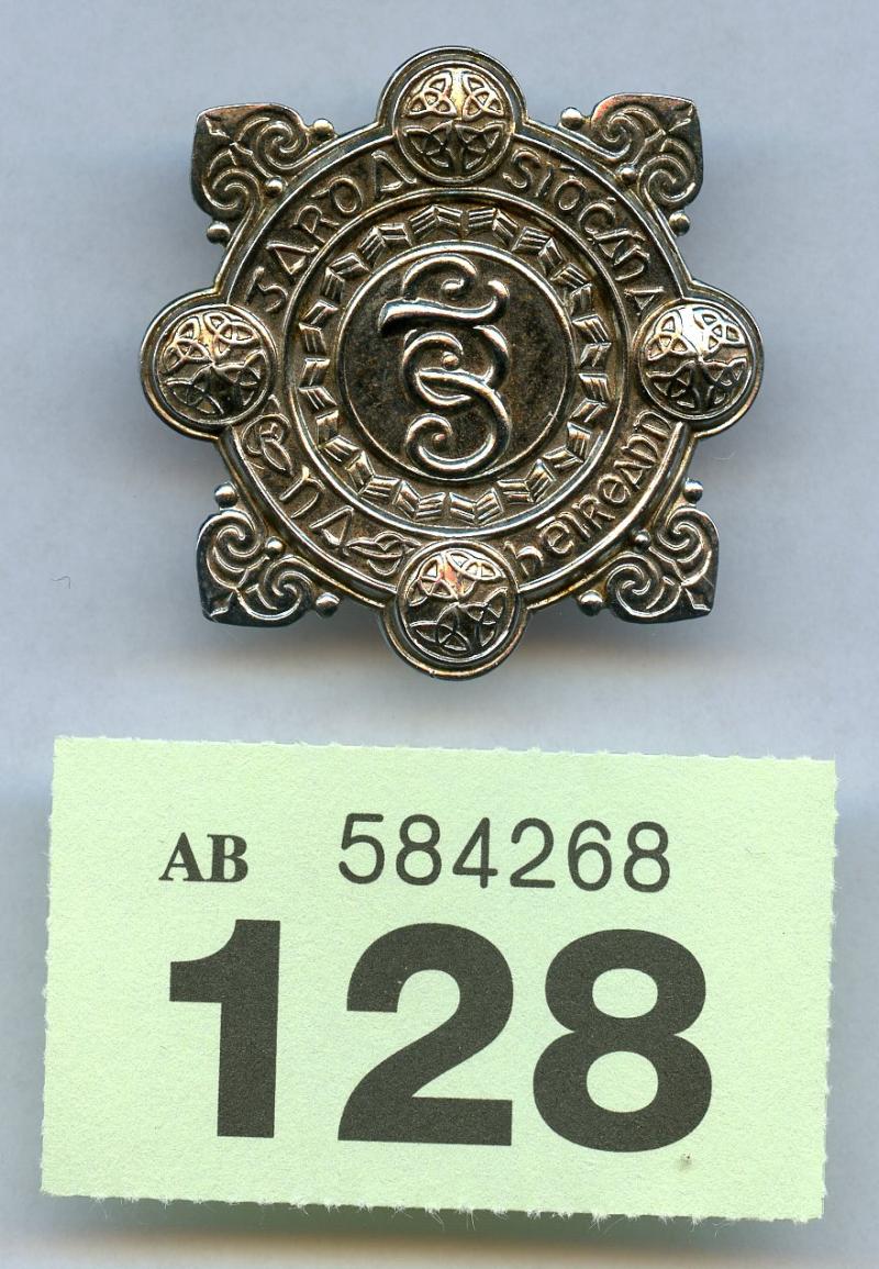 Irish Police  Garda Siochana cap badge 1970s / 1980s